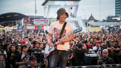 Dadi Yudistira saat tampil bersama Superglad di atas panggung sebelum meninggal dunia.
