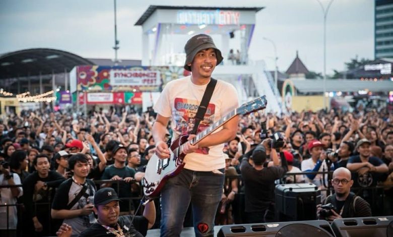 Dadi Yudistira saat tampil bersama Superglad di atas panggung sebelum meninggal dunia.