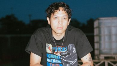 Hindia merayakan pencapaian album Menari dengan Bayangan yang mencapai 2,5 miliar streams di Spotify