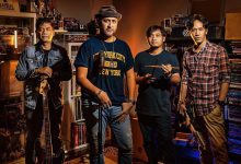 Personel Tiket Band membawakan lagu nostalgia era 2000-an yang masih populer hingga saat ini.