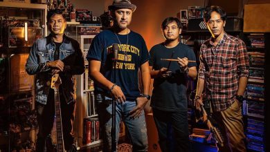 Personel Tiket Band membawakan lagu nostalgia era 2000-an yang masih populer hingga saat ini.