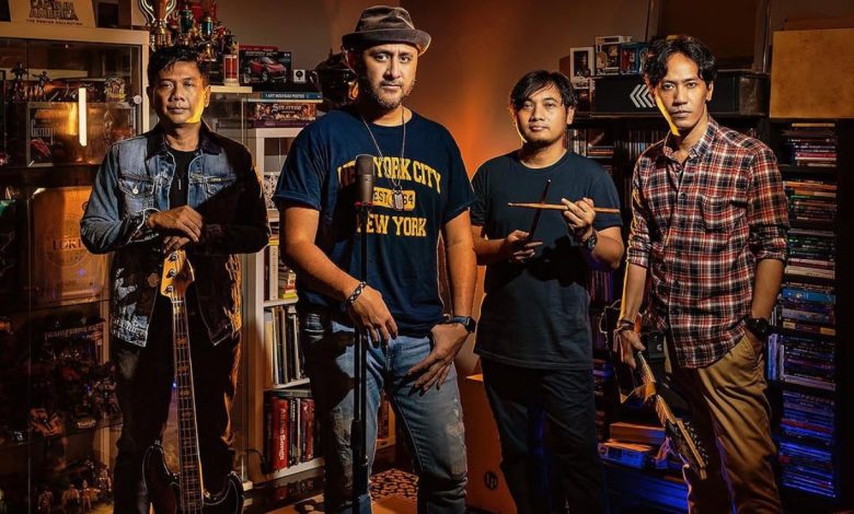 Personel Tiket Band membawakan lagu nostalgia era 2000-an yang masih populer hingga saat ini.
