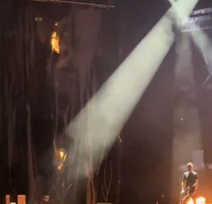 Tirai panggung terbakar saat konser Evanescence di Tampa Florida akibat efek kembang api panggung