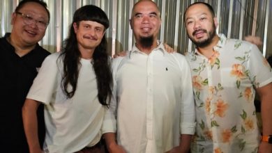 Oliver Tree berfoto bersama Ahmad Dhani dan keluarga saat berkunjung ke rumahnya di Pondok Indah Jakarta.