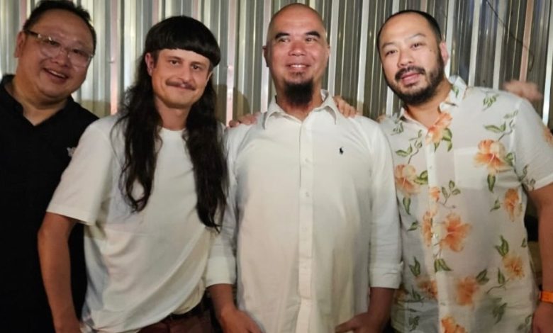Oliver Tree berfoto bersama Ahmad Dhani dan keluarga saat berkunjung ke rumahnya di Pondok Indah Jakarta.