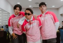 Riders NPD bocor ke internet dan personel New Pusat Dunia berpose di depan daftar riders.