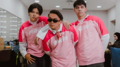 Riders NPD bocor ke internet dan personel New Pusat Dunia berpose di depan daftar riders.
