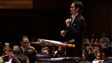 Addie MS memimpin Twilite Orchestra membawakan lagu Pamer Bojo karya Didi Kempot dalam konser simfoni.