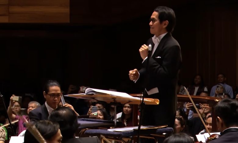 Addie MS memimpin Twilite Orchestra membawakan lagu Pamer Bojo karya Didi Kempot dalam konser simfoni.