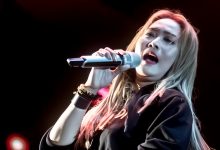 Inul Daratista saat membawakan lagu Goyang Inul yang fenomenal pada era 2000-an.