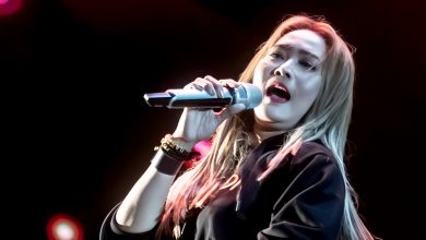 Inul Daratista saat membawakan lagu Goyang Inul yang fenomenal pada era 2000-an.