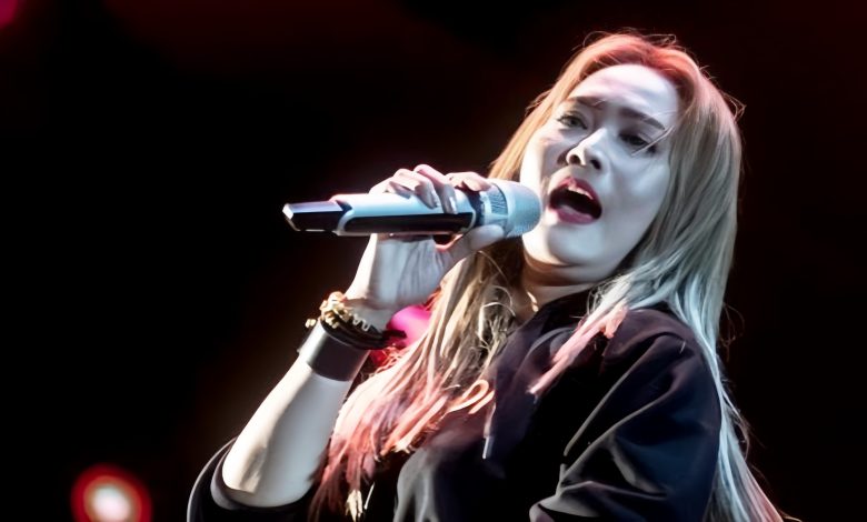 Inul Daratista saat membawakan lagu Goyang Inul yang fenomenal pada era 2000-an.