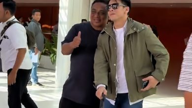 Ariel NOAH berfoto bersama penggemar pria di Bandara Ngurah Rai Bali