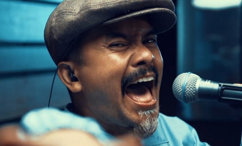 Erwin Moron membawakan lagu Andaikan Dr.PM dalam Live Session Recording 25 tahun.