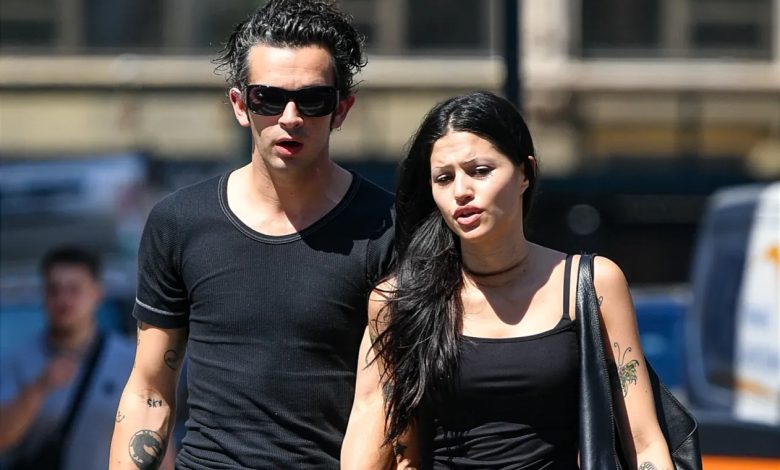 Matty Healy dan Gabbriette berjalan bersama menjelang kabar pernikahan mereka di Los Angeles.