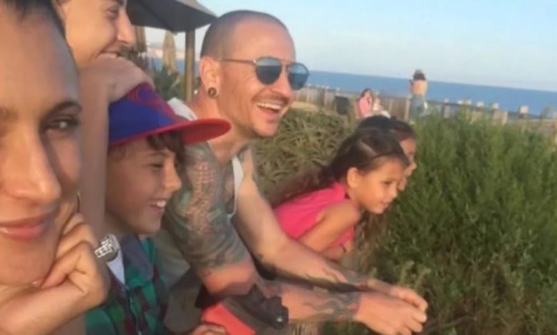 Foto terakhir Chester Bennington bersama keluarga sehari sebelum wafat pada Juli 2017.