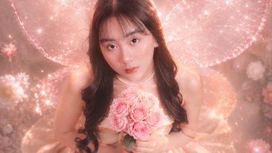 Gwendolyne dalam foto promosi single debut Just Like the Others dengan konsep peri berwarna merah muda.
