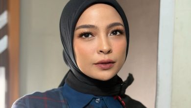 Tantri Kotak saat seorang pria tak dikenal naik ke panggung dan mencoba memeluknya di konser Sukabumi.