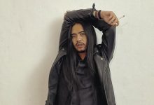 Mawang mengenakan pakaian hitam dalam potret terbaru terkait perilisan lagu Tanpa Suara