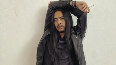 Mawang mengenakan pakaian hitam dalam potret terbaru terkait perilisan lagu Tanpa Suara
