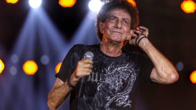 Achmad Albar tampil di atas panggung saat konser God Bless pada usia 80 tahun.