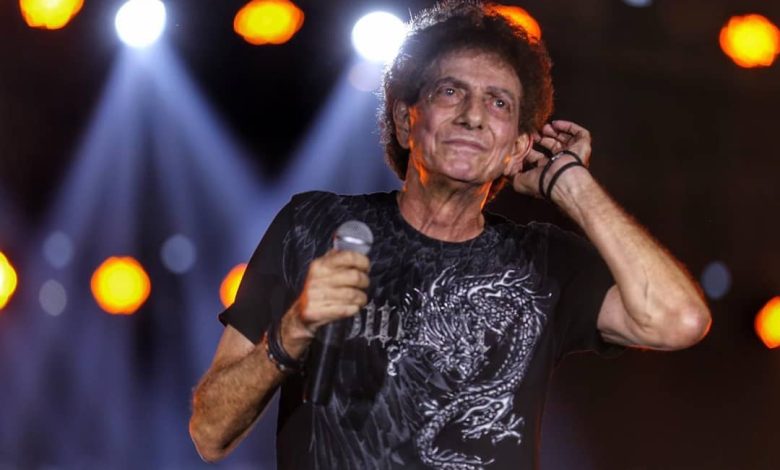 Achmad Albar tampil di atas panggung saat konser God Bless pada usia 80 tahun.