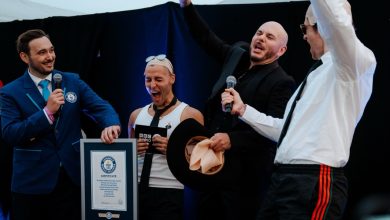 Pitbull merayakan Rekor Dunia Guinness bersama panitia setelah 22.141 penggemar mengenakan bald cap di konser BST Hyde Park London.