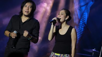 Ari Lasso dan Ariel Tatum saat membawakan lagu duet "Karena Aku T'lah Denganmu".