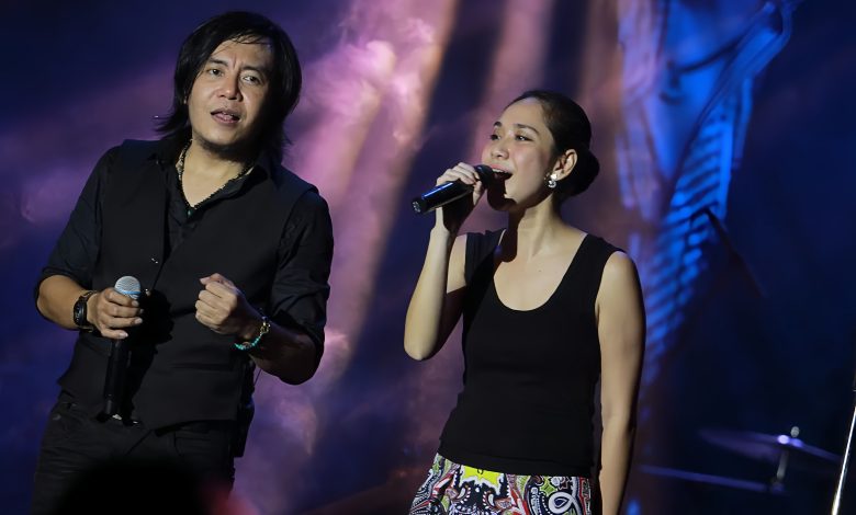 Ari Lasso dan Ariel Tatum saat membawakan lagu duet "Karena Aku T'lah Denganmu".