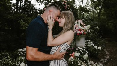 Ilustrasi Taylor Swift dan Travis Kelce dengan koleksi sampah akrilik dari sekitar lokasi pernikahan yang dijual sebagai karya seni.