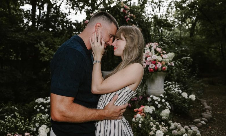 Ilustrasi Taylor Swift dan Travis Kelce dengan koleksi sampah akrilik dari sekitar lokasi pernikahan yang dijual sebagai karya seni.