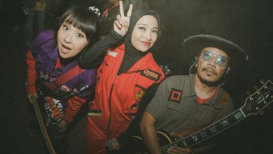 Personel KOTAK berfoto bersama setelah mengumumkan resmi menjadi band independen usai 18 tahun bersama Warner Music Indonesia.