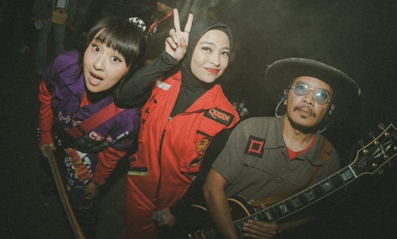 Personel KOTAK berfoto bersama setelah mengumumkan resmi menjadi band independen usai 18 tahun bersama Warner Music Indonesia.