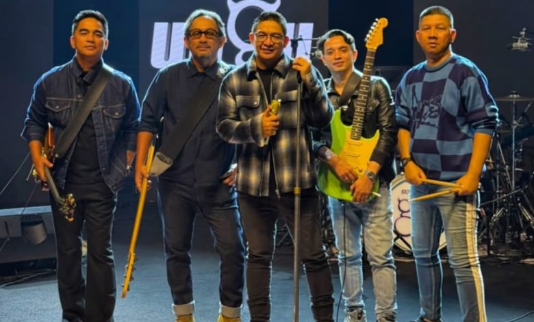 Personel Ungu saat memperkenalkan single terbaru "Utara ke Selatan" dalam perayaan 30 tahun perjalanan karier mereka.