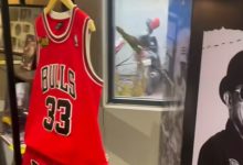 Koleksi pribadi almarhum Trisno Pas Band berupa jersey Chicago Bulls nomor 33 yang dipajang di Bandung