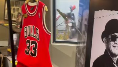 Koleksi pribadi almarhum Trisno Pas Band berupa jersey Chicago Bulls nomor 33 yang dipajang di Bandung