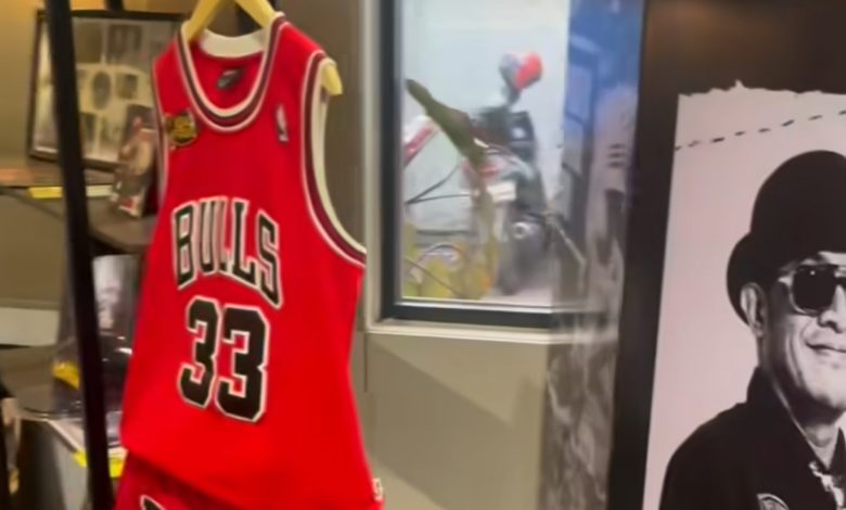 Koleksi pribadi almarhum Trisno Pas Band berupa jersey Chicago Bulls nomor 33 yang dipajang di Bandung