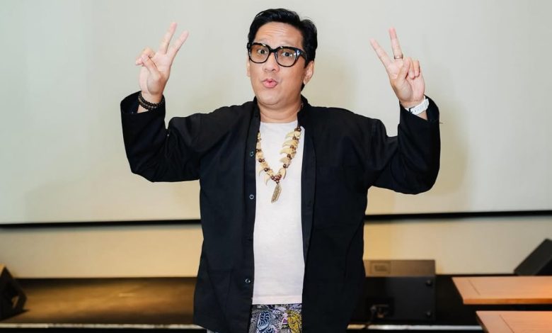Andre Taulany membawakan kembali lagu Pertama Kali dari era Stinky