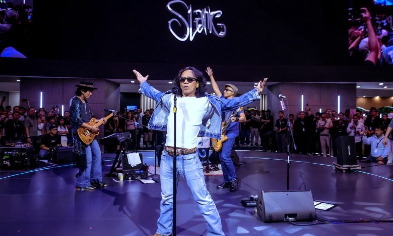 Slank saat membawakan lagu “Rakus”