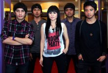 Momo bersama personel Geisha dalam perjalanan awal band