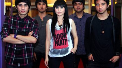 Momo bersama personel Geisha dalam perjalanan awal band