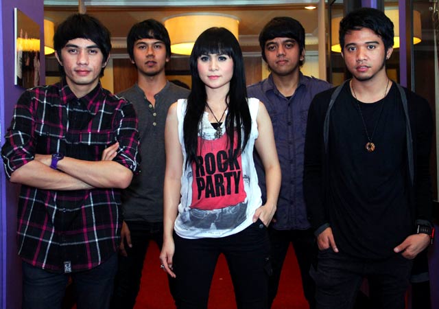 Momo bersama personel Geisha dalam perjalanan awal band