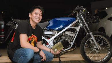 Ariel NOAH mendapat kado Suzuki RGR dari Gading Marten di ulang tahun ke-45