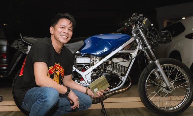 Ariel NOAH mendapat kado Suzuki RGR dari Gading Marten di ulang tahun ke-45
