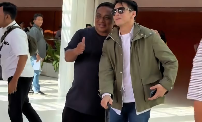 Ariel NOAH berfoto bersama penggemar pria di Bandara Ngurah Rai Bali