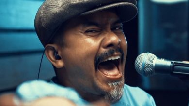 Erwin Moron membawakan lagu Andaikan Dr.PM dalam Live Session Recording 25 tahun.