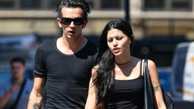 Matty Healy dan Gabbriette berjalan bersama menjelang kabar pernikahan mereka di Los Angeles.