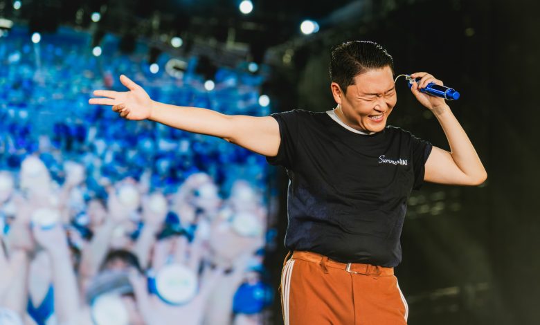 Gangnam Style YouTube - Psy menyapa penggemar dalam konser Summer Swag 2026 di Korea Selatan.