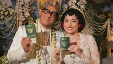 Andre Taulany dan Amanda Rigby resmi menikah dengan busana adat Jawa