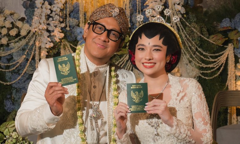 Andre Taulany dan Amanda Rigby resmi menikah dengan busana adat Jawa